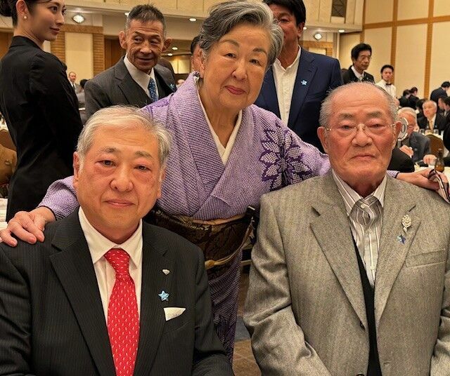 力道山の妻・田中敬子さん（中央）と張本勲氏（右、左は松竹の岡崎哲也エグゼクティブフェロー）