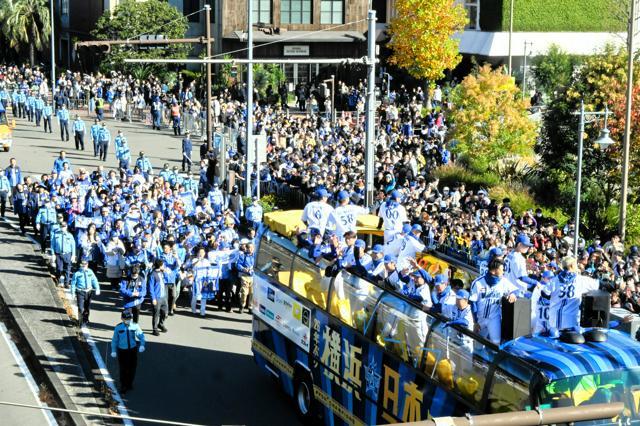 横浜ＤｅＮＡベイスターズの優勝パレードで、車列の後ろを行進するファン=2024年11月30日午前10時40分、横浜市中区新港４丁目、堅島敢太郎撮影