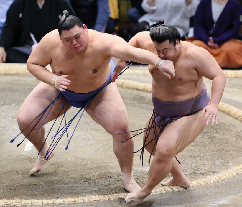 大相撲九州場所８日目。大の里（左）は押し出しで翔猿を下す＝１７日、福岡国際センター