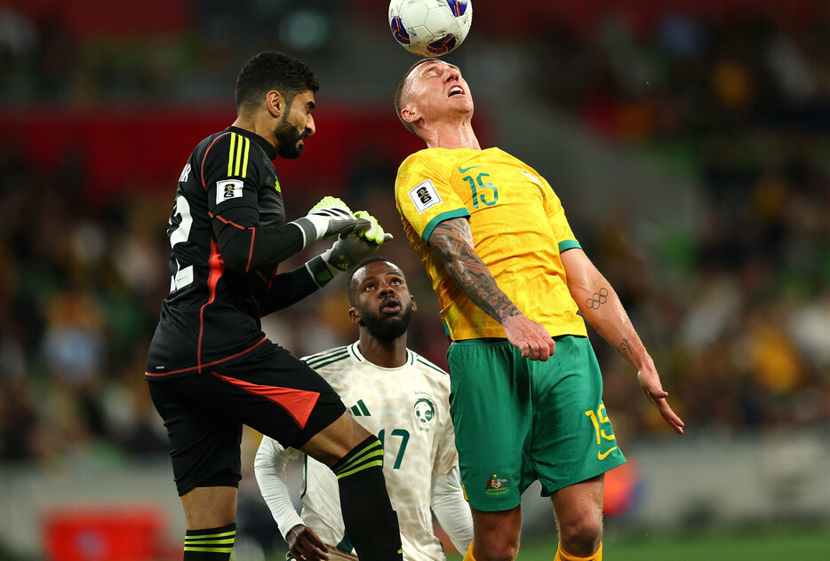 サウジGKと交錯したミッチェル・デューク(C)Getty Images