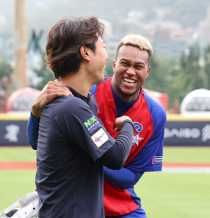 　高橋宏と談笑するライデル・マルティネス（撮影・山口登）