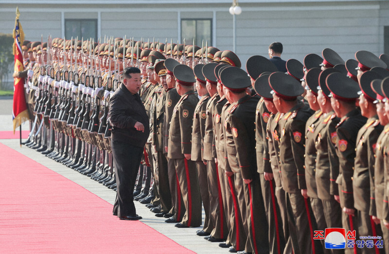 北朝鮮の朝鮮人民軍を視察する金正恩朝鮮労働党総書記＝2024年10月17日、朝鮮中央通信・ロイター