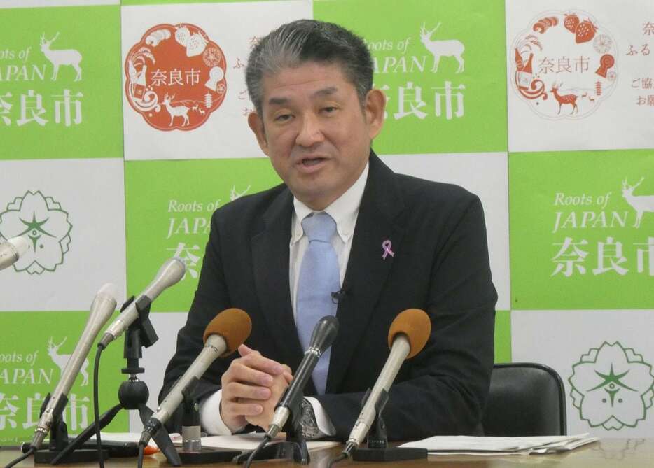 子供の見守りについて話す奈良市の仲川げん市長＝同市役所