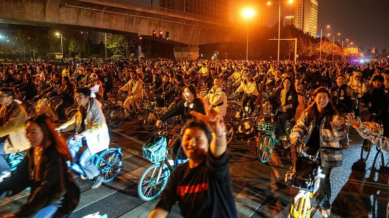 中国・鄭州の大学生たちが、50キロ先の開封まで自転車で移動している様子　　Photo:VCG/gettyimages