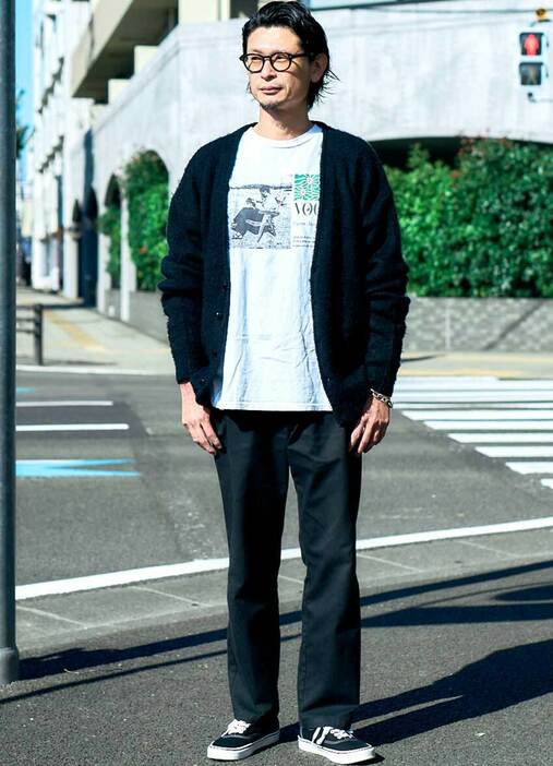 カーディガン＝ワイパーインク　Tシャツ＝不明　パンツ＝ディッキーズ　シューズ＝ヴァンズ　バングル＝ノーブランド