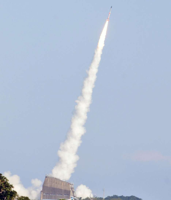 打ち上げられた観測ロケット「Ｓ５２０－３４号機」＝１４日、肝付町の内之浦宇宙空間観測所