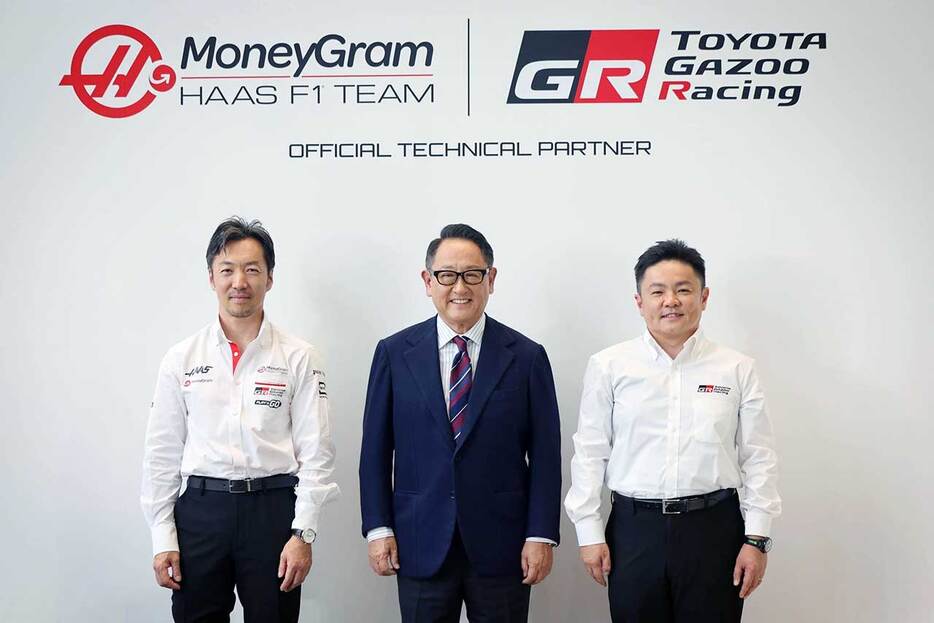 10月11日、ハースF1とTOYOTA GAZOO Racingの業務提携発表に際し登壇したGRカンパニー高橋智也プレジデント（右）、ハースF1小松礼雄代表（左）、モリゾウこと、トヨタ自動車豊田章男会長（中）