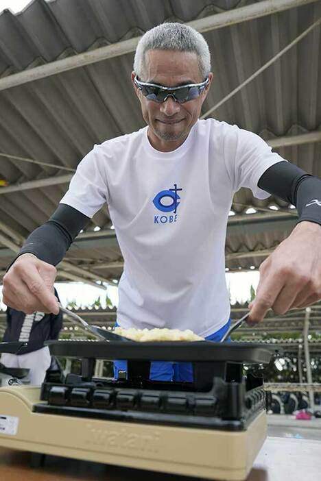 自らお好み焼きを焼くイチロー氏【写真：代表撮影】