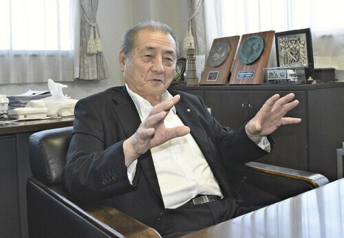 １０期４０年に及んだ「村長人生」を振り返る藤本村長（大分県姫島村役場で）