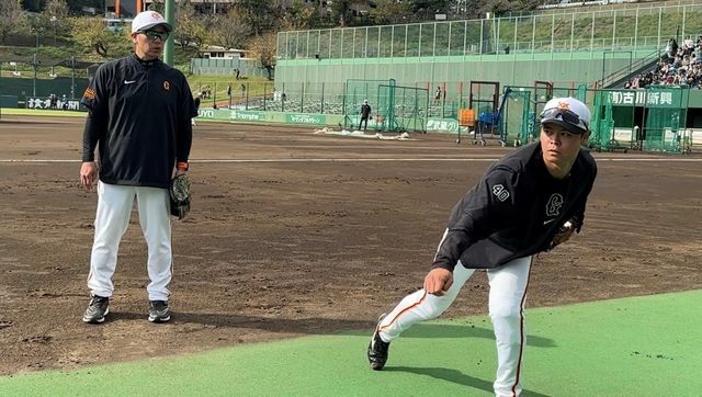 巨人・中山礼都選手を指導する阿部慎之助監督