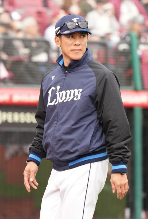 4月、楽天戦で選手交代を告げベンチヘ引き揚げる西武松井監督