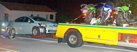 多重事故の現場付近にあったバイクと車。バイクを運転していた３人のうち１人が死亡した＝２０日午前０時１０分、金武町屋嘉の国道３２９号（画像の一部を加工しています）