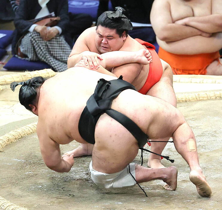 嘉陽（右）が肩透かしで大奄美を下す（カメラ・豊田　秀一）　