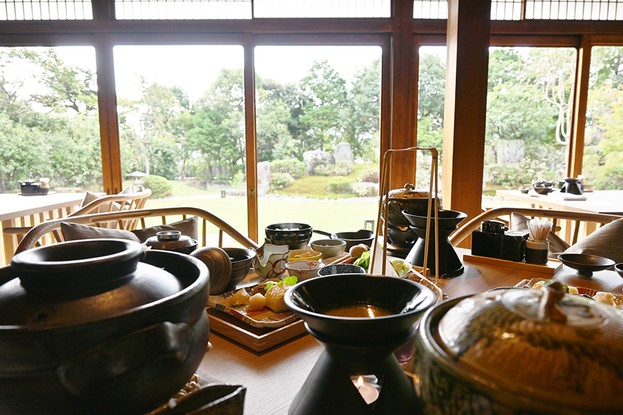 朝食は「京のおばんざい」「鯛骨スープ旬菜しゃぶしゃぶ」など京野菜がたっぷり、釜炊きご飯付き