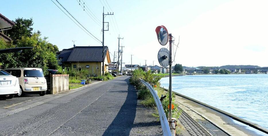 堀割、五反田周辺は涸沼川の堤防が未整備で、より安全な高台への移転が急がれる=大洗町磯浜町(画像の一部を加工しています)