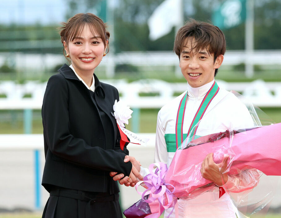 ゲストプレゼンターの内田理央に祝福される団野大成騎手（カメラ・高橋　由二）