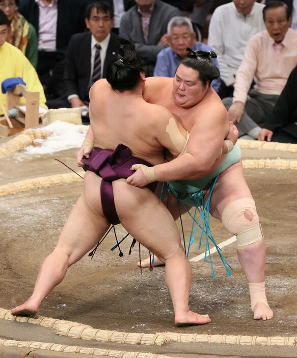 大相撲九州場所　2日目　琴桜は寄り切りで平戸海を破る（撮影・加藤孝規）