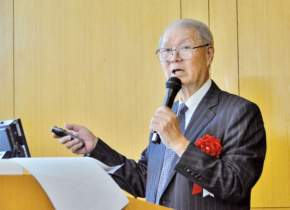 武蔵野奄美フォーラムで講演する泉堅二郎氏＝4日、東京都武蔵野市