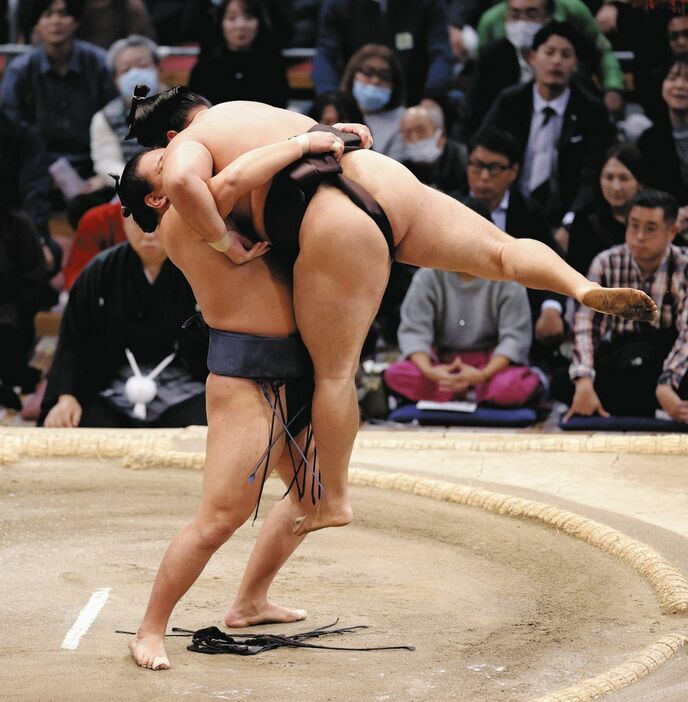 豊昇龍（左）がつり出しで霧島を下す