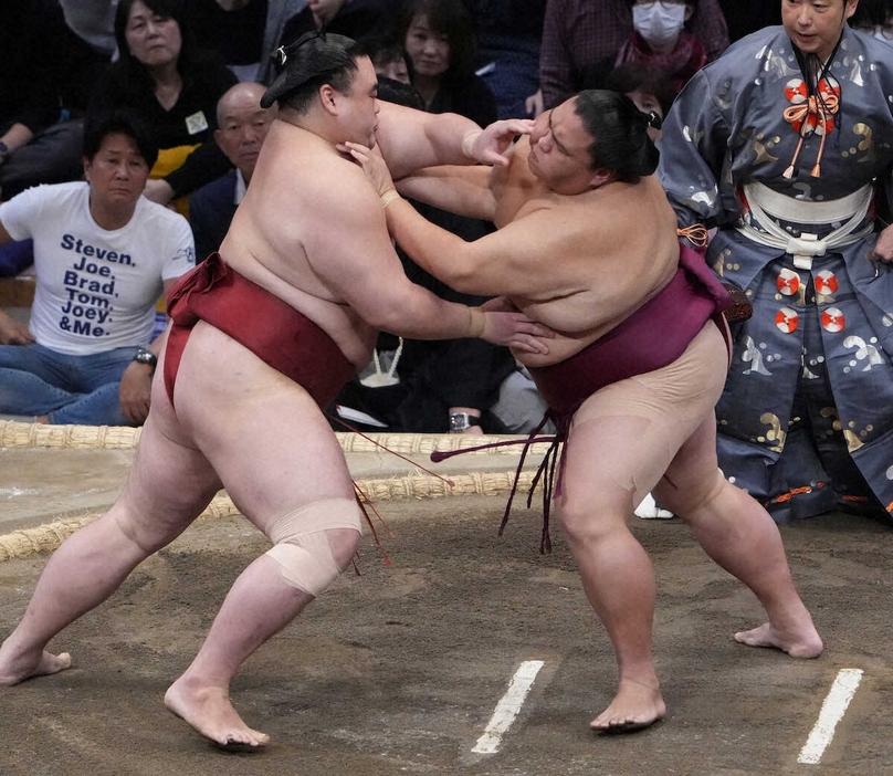 ＜大相撲九州場所7日目＞御嶽海（右）を寄り切りで破った隆の勝（撮影・岡田　丈靖）