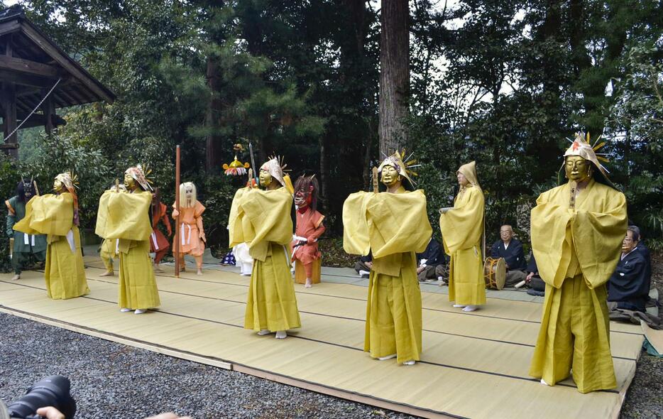 和歌山県かつらぎ町の遍照寺で奉納された古典芸能「花園の仏の舞」＝17日午後