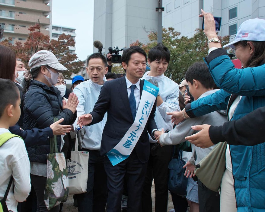 兵庫県知事選挙で勝利した斎藤元彦氏（写真：アフロ）