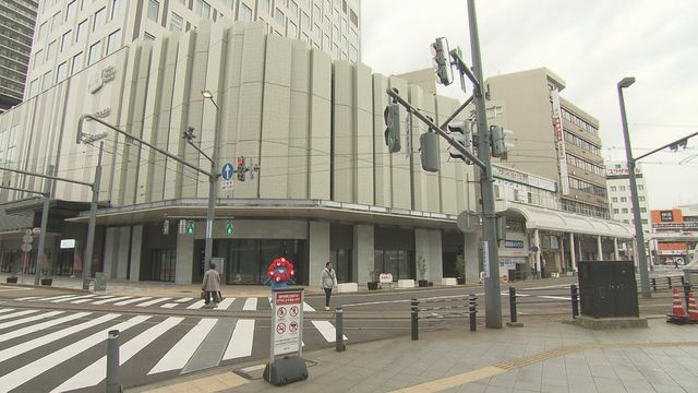 大阪関西万博の公式キャラクター「ミャクミャク」が県内の観光地で写真撮影(15日午前8時福井市)