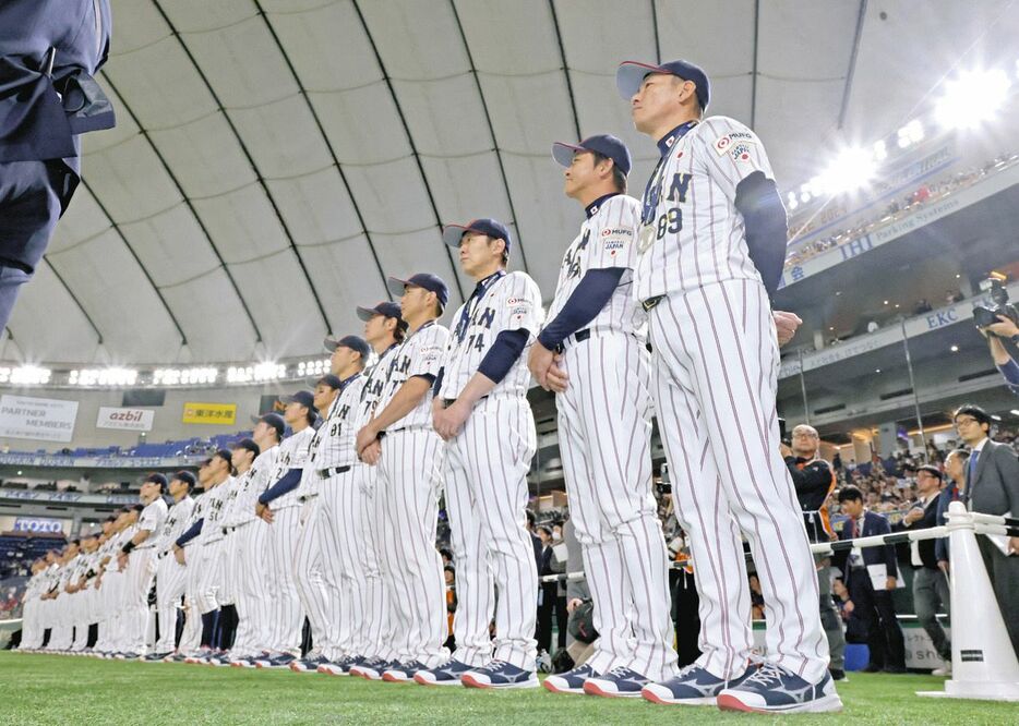 決勝で台湾に敗れ、セレモニーを見つめる井端監督（右端）と日本ナイン