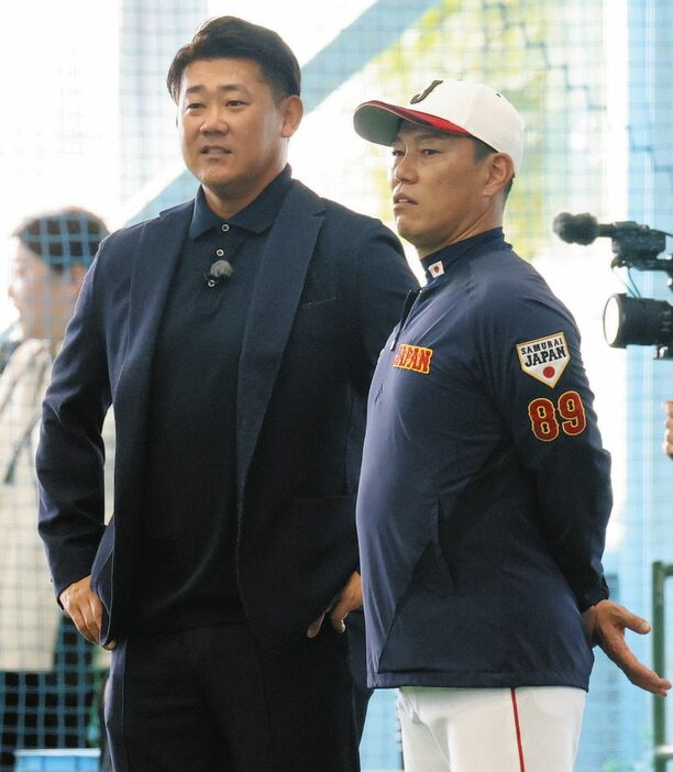 練習を見守る野球日本代表の井端監督（右）と松坂大輔さん