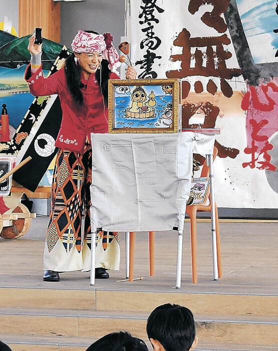 自作した紙芝居を披露する中谷さん＝能登町大屋根広場「みなとのニワ」