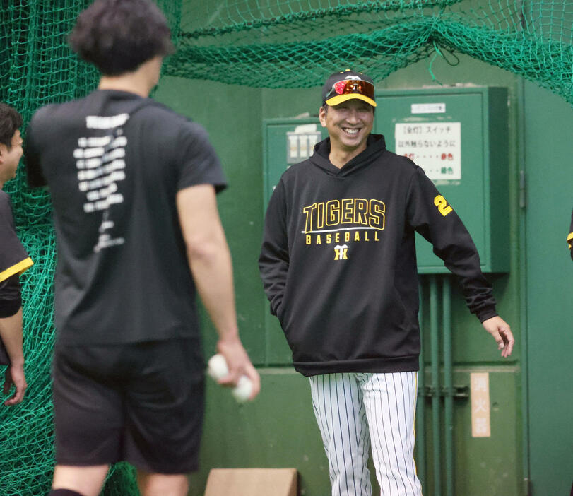 秋季キャンプ2日目、室内に到着し笑顔を見せる藤川監督（撮影・加藤哉）