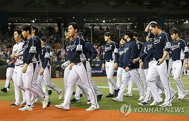 日本に敗れ肩を落とす韓国の選手たち＝15日、台北（聯合ニュース）