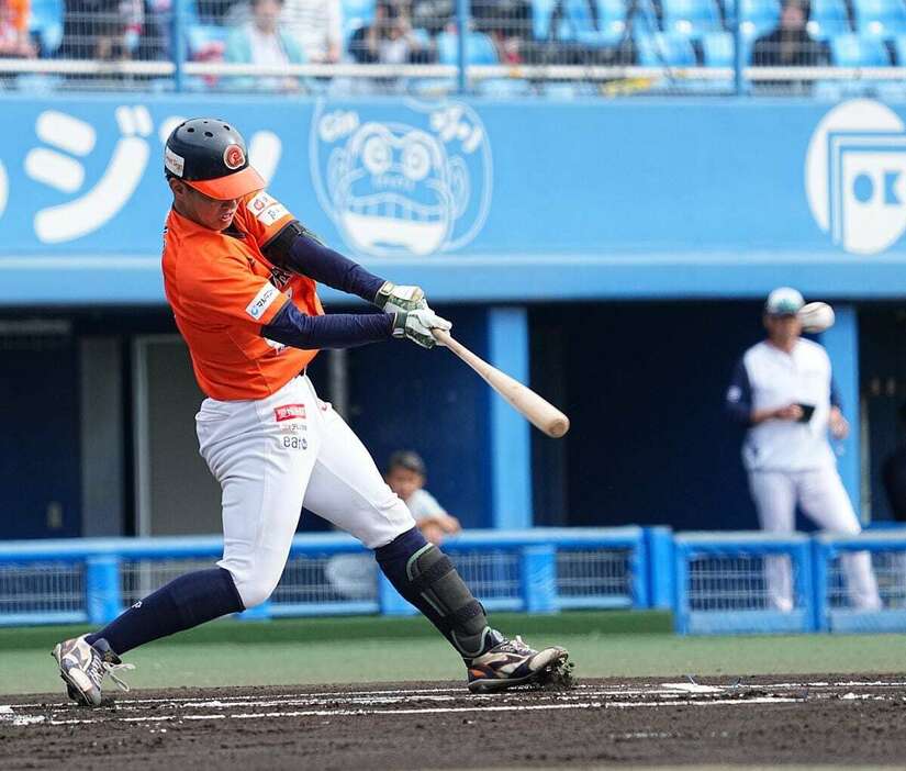 指名を受けたヤクルトとの練習試合で安打を放つ愛媛マンダリンパイレーツ・矢野泰二郎＝松山中央公園野球場（坊っちゃんスタジアム）（撮影・土谷創造）