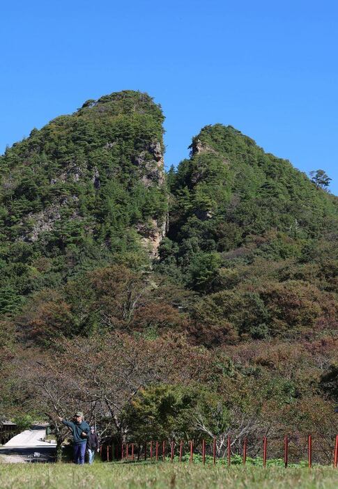 「佐渡島の金山」の採掘地のひとつ「道遊の割戸」＝10月21日、新潟県佐渡市（松井英幸撮影）