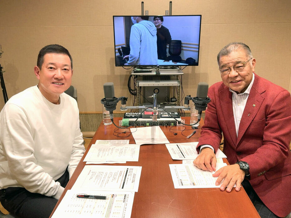 ラジオの収録に臨んだ掛布氏（右）と原氏（ＭＢＳ提供）