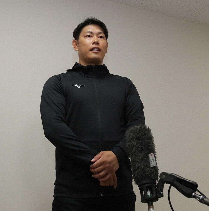 FA権行使を表明し、取材に応じる阪神・原口　（撮影・後藤　大輝）