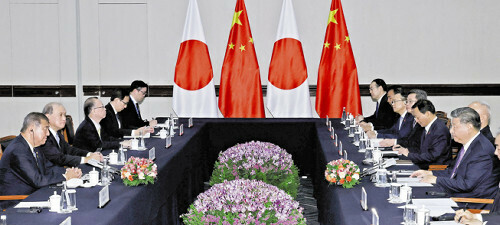 日中首脳会談を行う石破首相（左端）と中国の習近平国家主席（右端）（１５日、ペルー・リマで）＝川口正峰撮影