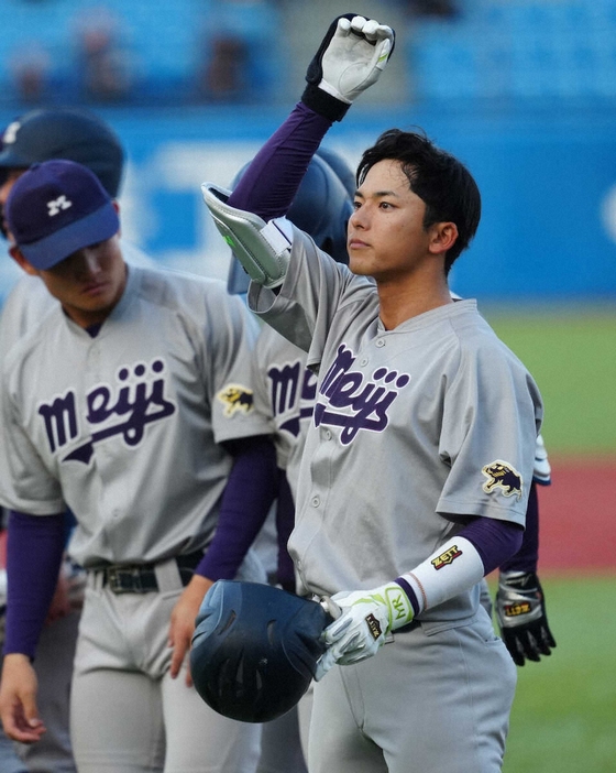 ＜早大・明大＞敗戦し、悔しそうにスタンドを見つめる明大・宗山（撮影・木村　揚輔）