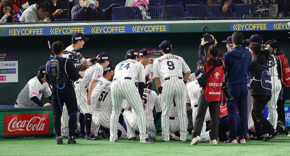 ＜日本・台湾＞辰己の声出しで円陣を組む日本ナイン（撮影・光山　貴大）