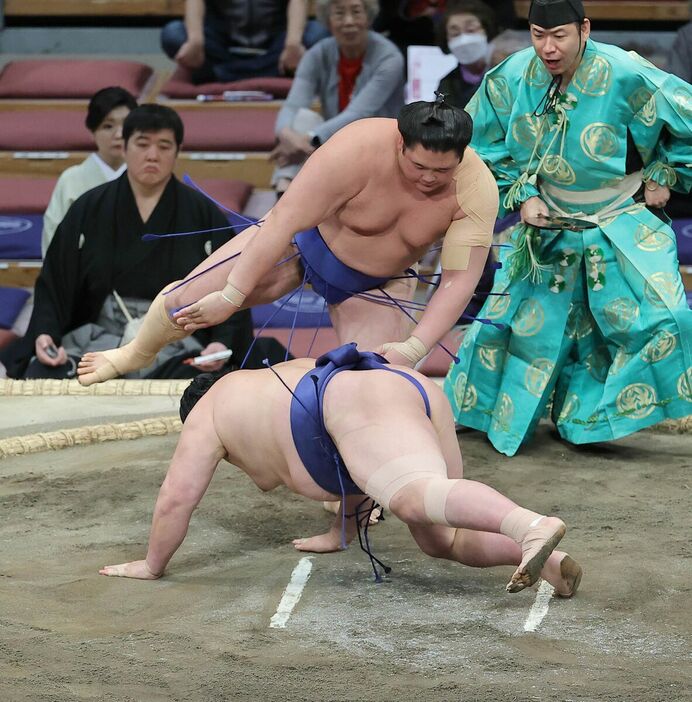 欧勝海が叩き込みで藤青雲（手前）を破る　（カメラ・豊田　秀一）