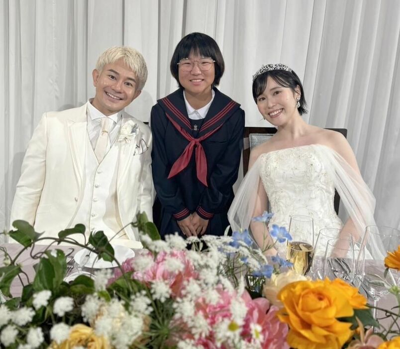 須藤弥勒（中央）はドライバーショットの指導を受ける松本プロと真緒さんの結婚式で来季のツアー予選通過を誓った（提供写真）