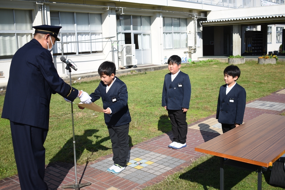 表彰状を受け取る児童=岡山県美作市で