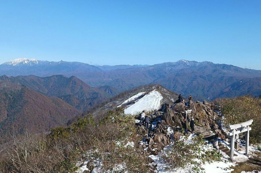 天神峠からは眼下に広がる紅葉の大パノラマ