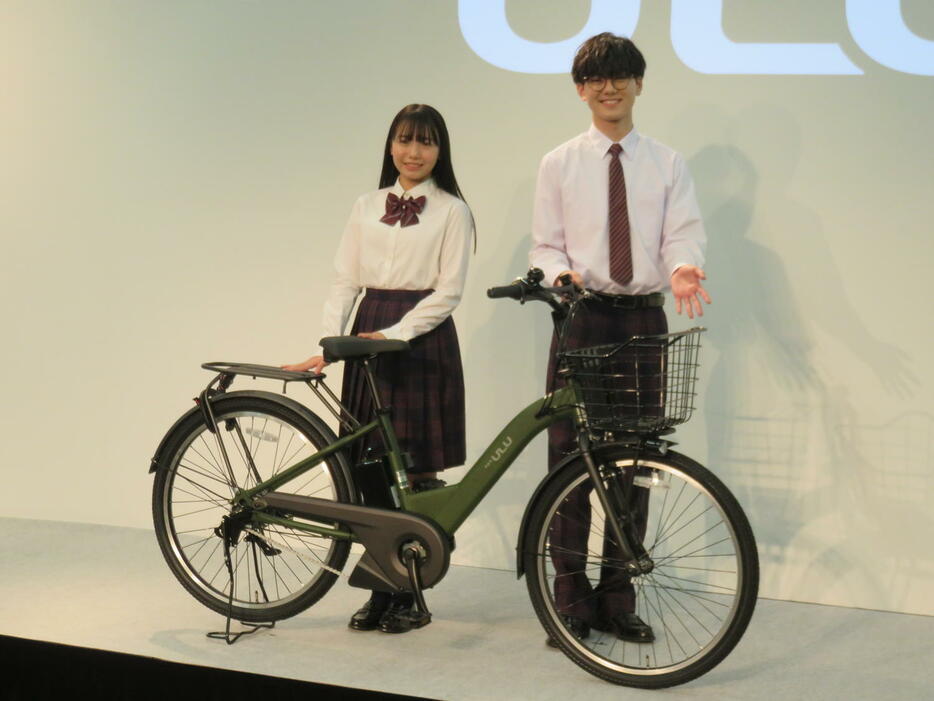 ヤマハの電動アシスト自転車「PAS」の新型モデル発表会に出席した稲垣来泉（左）と小田惟真