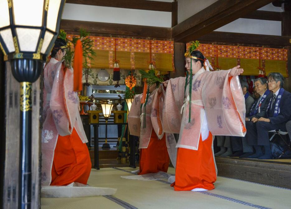 奈良県桜井市の大神神社で催された醸造安全祈願祭＝14日午前