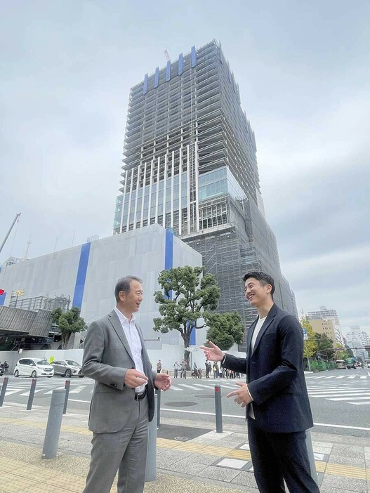 街区「ベースゲート横浜関内」について語る三井不動産の柳川元宏氏（左）ら担当者＝横浜市中区