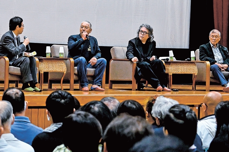 映画撮影時を振り返る春田和秀さん（左から２人目）ら＝島根県奥出雲町亀嵩、亀嵩小体育館