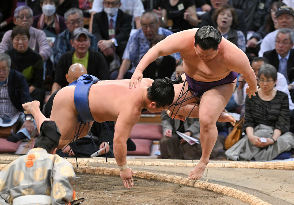 大相撲九州場所３日目。若隆景（左）は押し出しで美ノ海を下す＝１２日、福岡国際センター