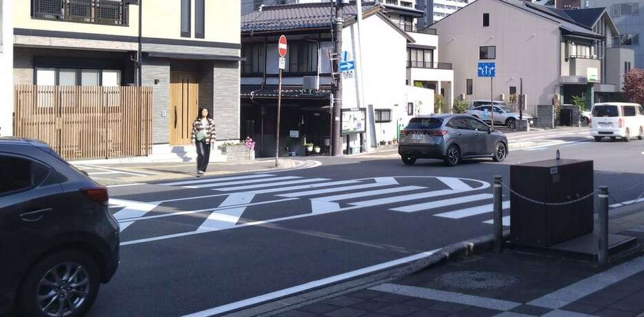 信号機のない横断歩道で、いまだに3割以上の車は一時停止しない＝大津市