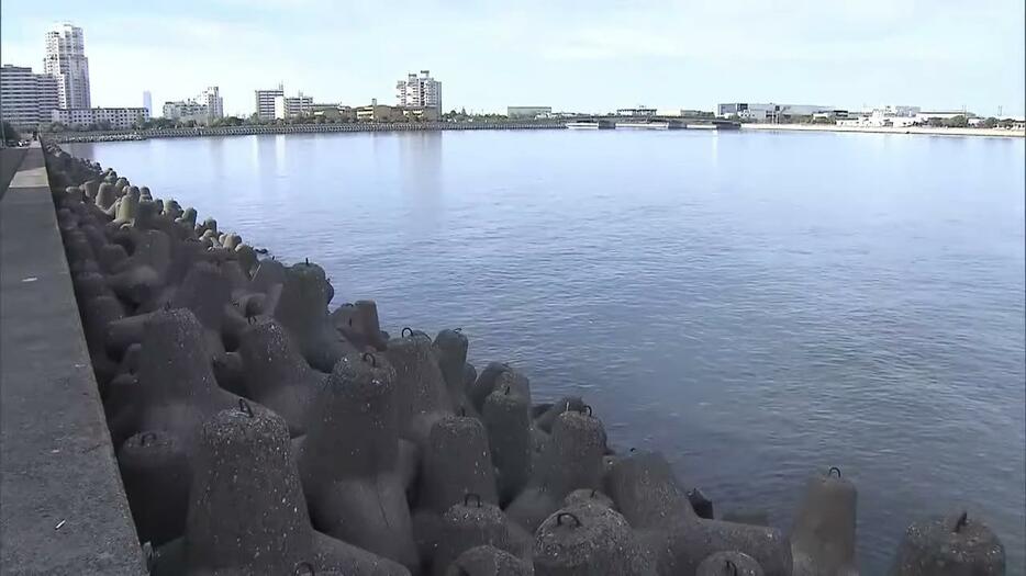 遺体が見つかった貝塚市の港付近